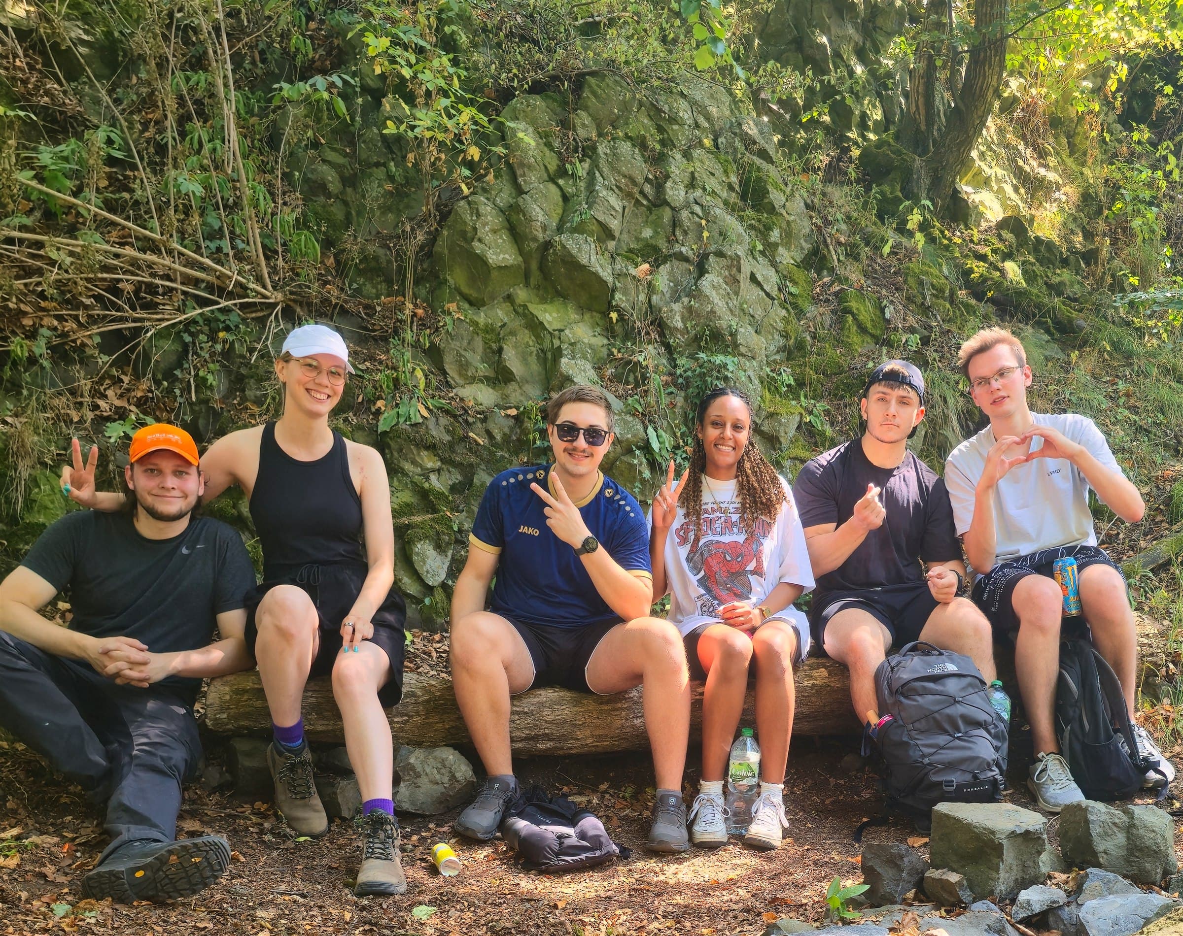 Die GiG-Gruppe bei einer gemeinsamen Pause im Grünen