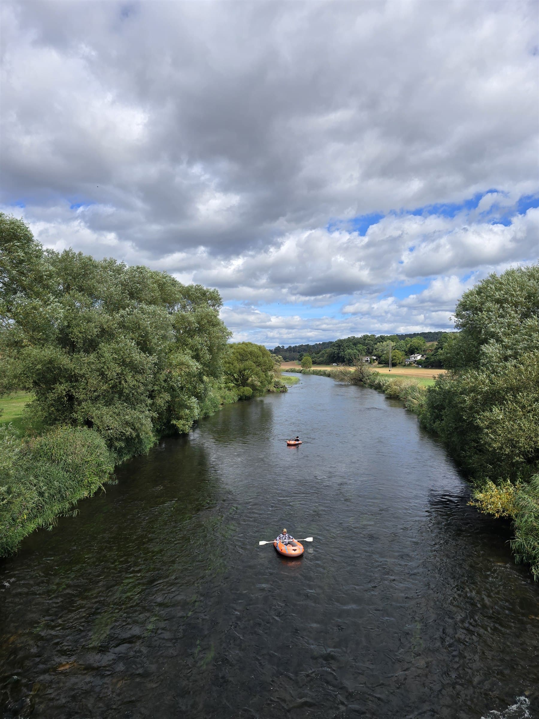 Weiter Blick über einen Fluss und die umliegende Landschaft