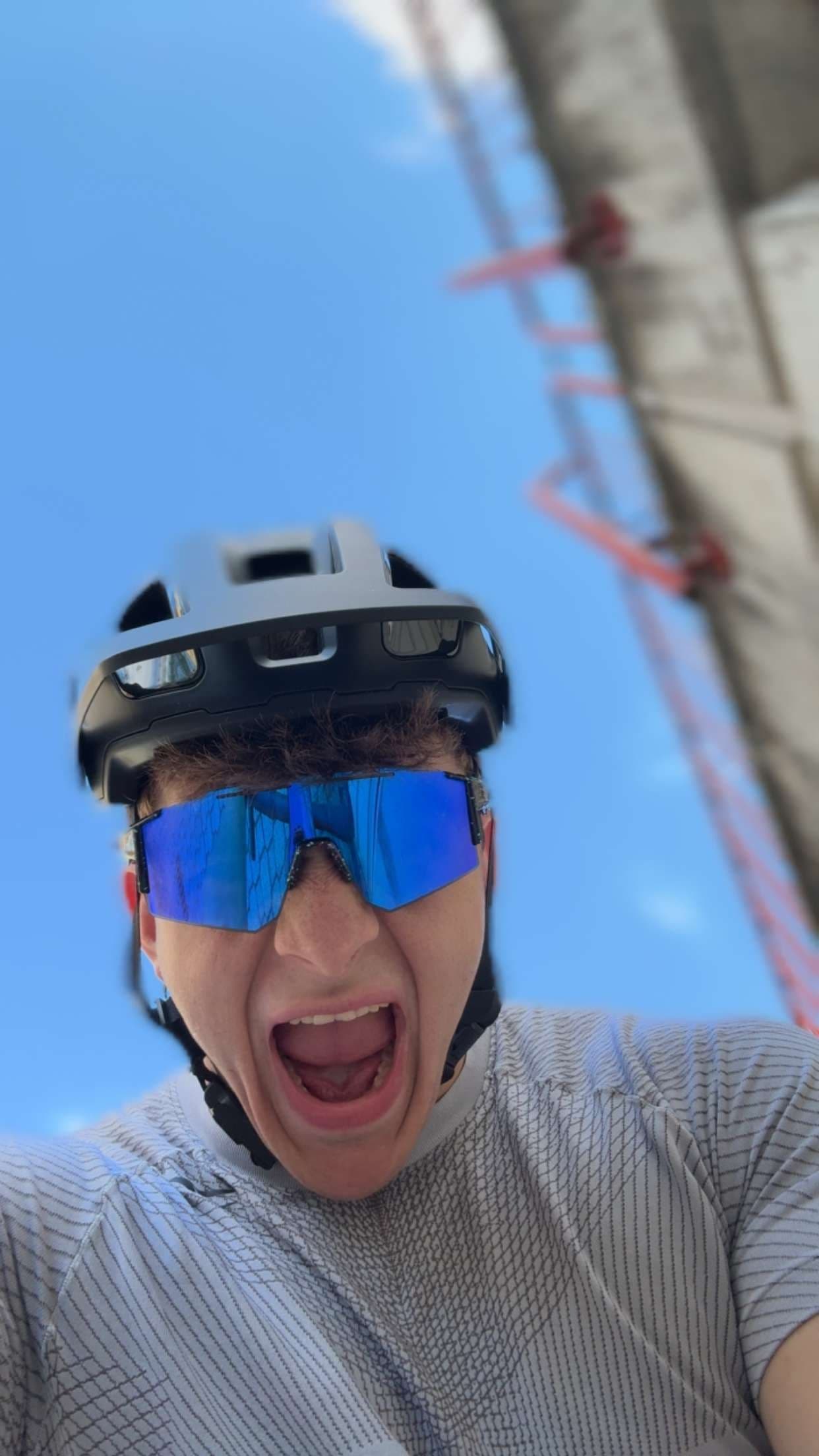 Radfahrer mit Helm und Sonnenbrille während einer Tour